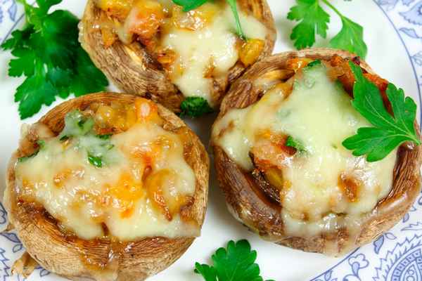 Как приготовить фаршированные шампиньоны с сыром в духовке