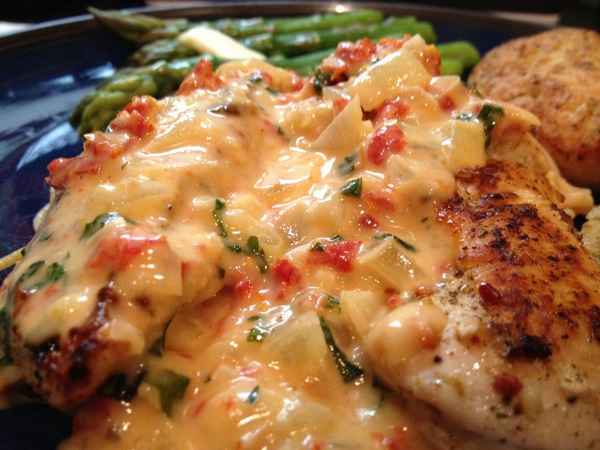 Вкусный рецепт куриной грудки с грибами и помидорами