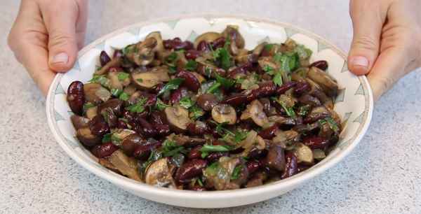 Рецепт вкусного салата с шампиньонами и фасолью