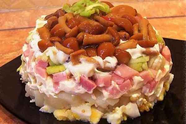 Как приготовить салат с опятами и ветчиной