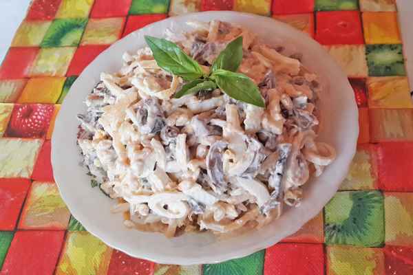 Как приготовить салат с кальмарами и грибами