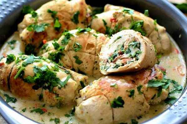 Рецепт вкусных куриных рулетиков с грибами в сливочном соусе