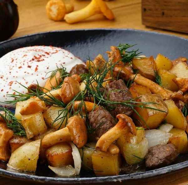 Рецепт приготовления вкусной жареной картошки в сметане с грибами