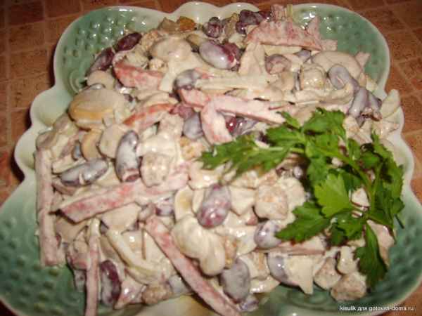 Рецепт вкусного салата с маринованными шампиньонами и копчёной колбасой