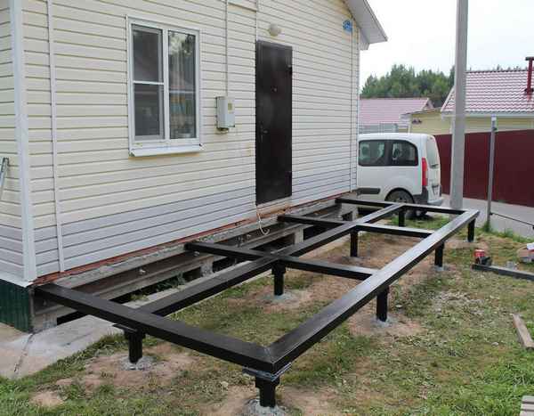 Как пристроить к дому веранду на винтовых сваях