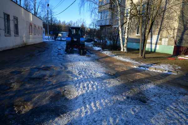 Как бороться с гололёдом во дворе?