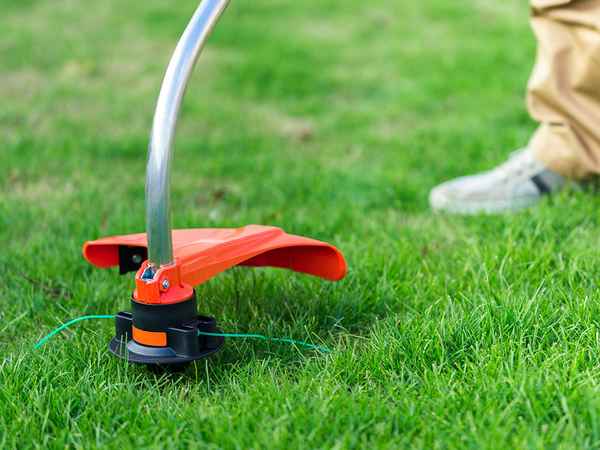 Стрижка газона триммером