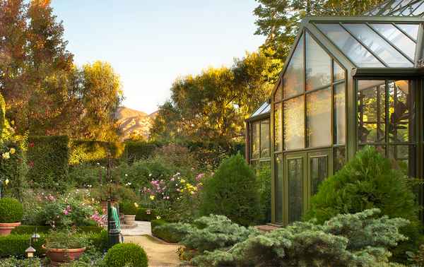 Применение теплиц в ландшафтном дизайне