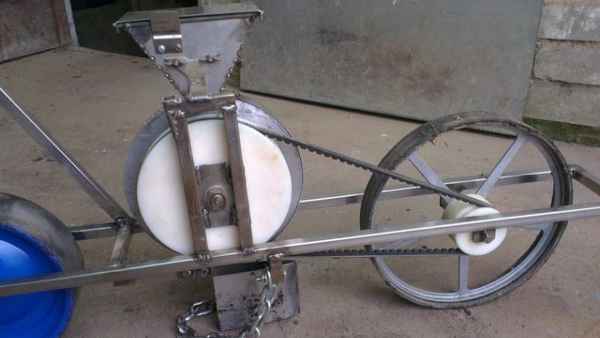 Как сделать сеялку для кукурузы своими руками?