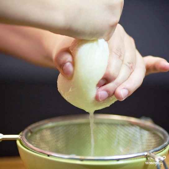 Как выдавить сок из лука?