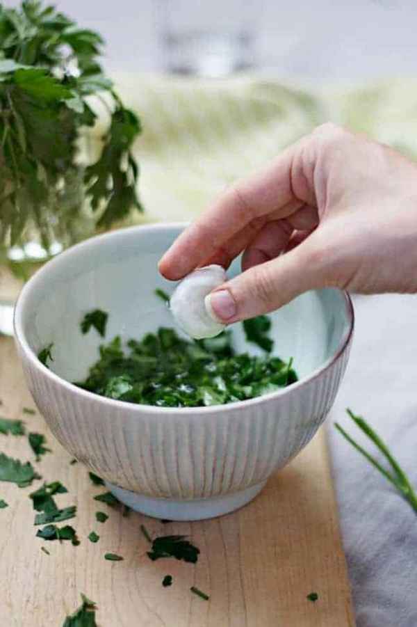 Варианты приготовления и использования петрушки для лица