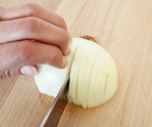 Как правильно нарезать лук без слёз?