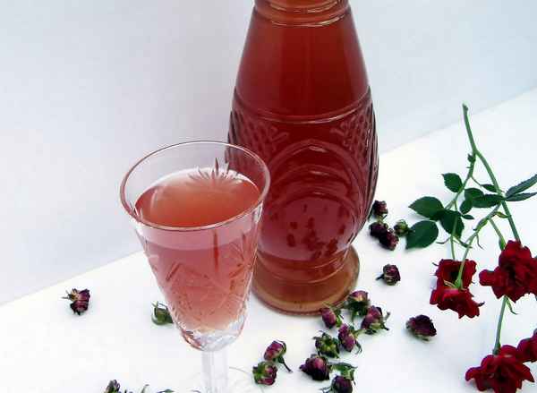 3 великолепных рецепта настоек из лепестков роз