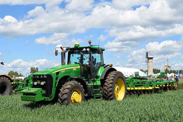 John Deere-8430: обзор и описание тpaктора