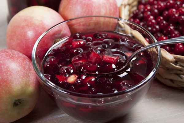 Как варить варенье из брусники с яблоками?
