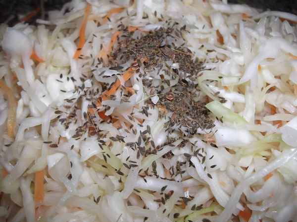 Квашеная капуста с семенами и зонтиками укропа на зиму