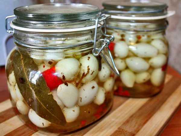 Маринованный белый и красный лук целыми головками