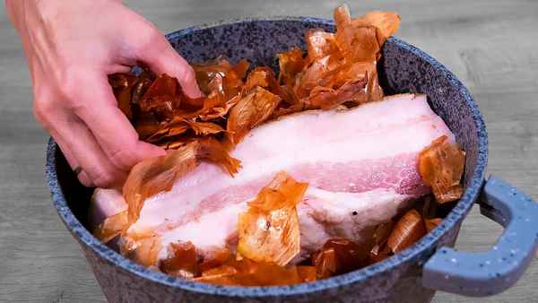 Фермерский деликатес: «золотое» сало в луковой шелухе по особому рецепту