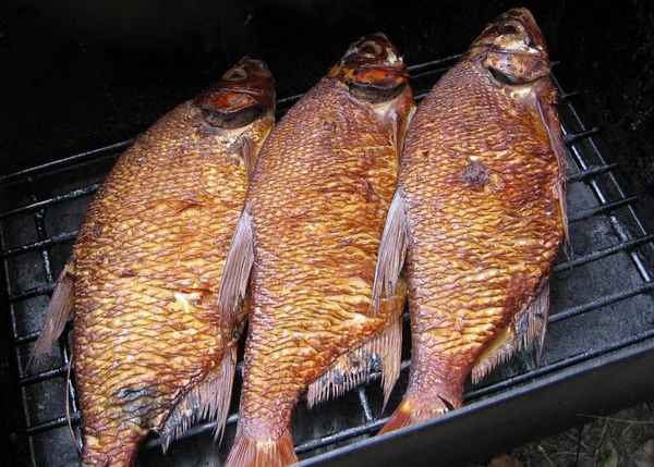 Как приготовить карася горячего и холодного копчения