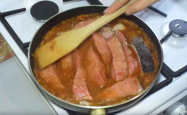 Тушёная кета на сковороде — пошаговые рецепты