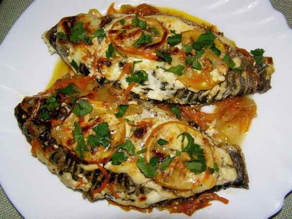 Как вкусно приготовить карасей со сметаной в духовке