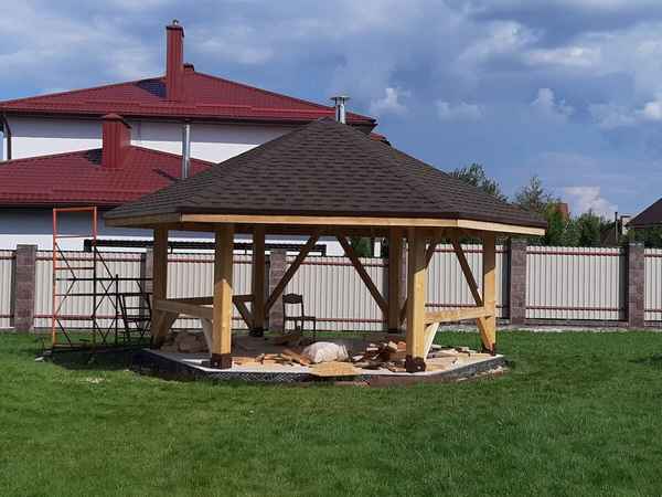 Строительство беседки с вальмовой крышей