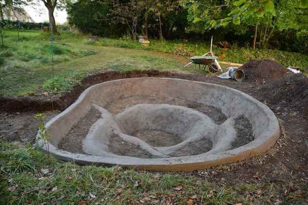 Изготовление пруда из бетона на даче