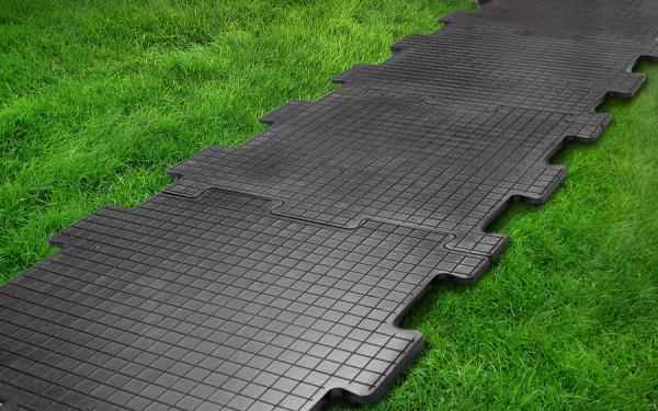 Резиновое покрытие садовых дорожек, виды и их укладка