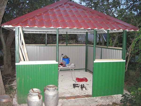 Как сделать беседку из профнастила своими руками