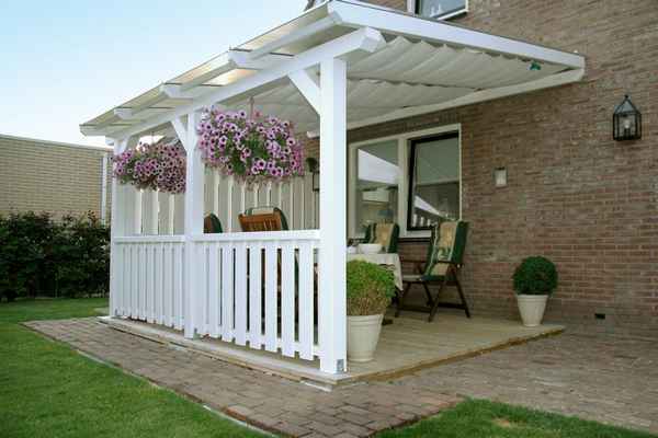 Как пристроить беседку к дому своими руками