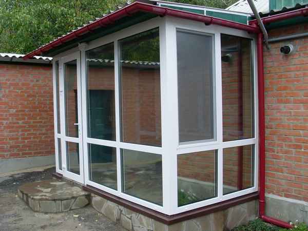 Пристройка веранды с окнами из металлопластика к частному дому