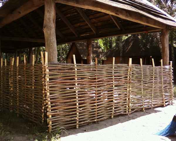 Как своими руками построить беседку из веток