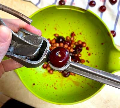 Как убрать из вишни косточки?