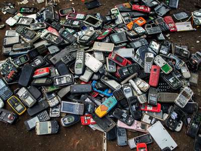 Смартфоны будут комплектовать аккумуляторами из мусора