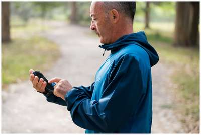 ЧЕХОЛ НАЛАДОННЫЙ ДЛЯ СМАРТФОНА ЧЕРНЫЙ KALENJI - купить в интернет-магазине