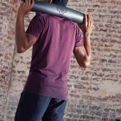 ФУТБОЛКА С КОРОТКИМИ РУКАВАМИ ДЛЯ ДИНАМИЧЕСКОЙ ЙОГИ БЕСШОВНАЯ МУЖСКАЯ DOMYOS - купить в интернет-магазине