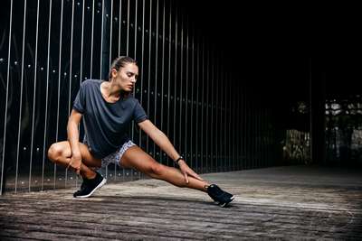 ФУТБОЛКА ДЛЯ БЕГА ЖЕНСКАЯ RUN FEEL УГОЛЬНО-СЕРАЯ KALENJI - купить в интернет-магазине