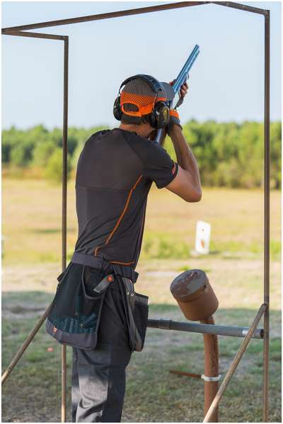 ФУТБОЛКА ЗАЩИТНАЯ С КОРОТКИМИ РУКАВАМИ ДЛЯ СТЕНДОВОЙ СТРЕЛЬБЫ 900 SOLOGNAC - купить в интернет-магазине