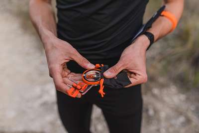 КОМПАС ДЛЯ СПОРТИВНОГО ОРИЕНТИРОВАНИЯ НАПАЛЕЧНЫЙ RACER 500 ДЛЯ ЛЕВОЙ РУКИ GEONAUTE - купить в интернет-магазине