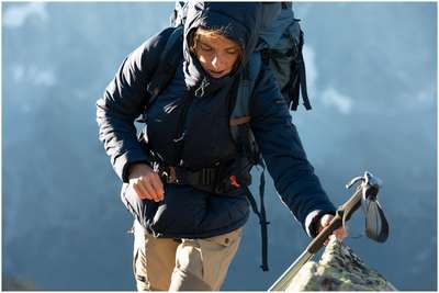 Водонепроницаемая женская куртка для треккинга в горах Trek 500  FORCLAZ - купить в интернет-магазине