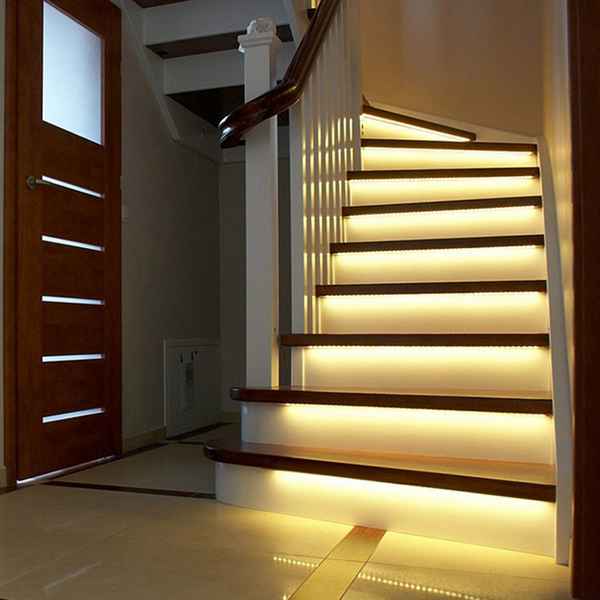 Как выполняется освещение лестницы в доме?