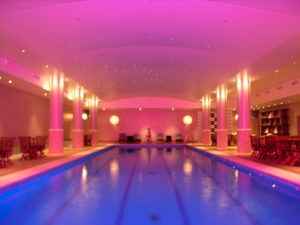 Светящийся натяжной потолок: как сделать световой эффект изнутри для основного освещения и подсветки, вариант на подвесном потолке