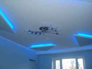 Потолок из гипсокартона с подсветкой светодиодной лентой на двух уровнях своими руками: комбинированная конструкция из натяжного потолка и гипсоскартона