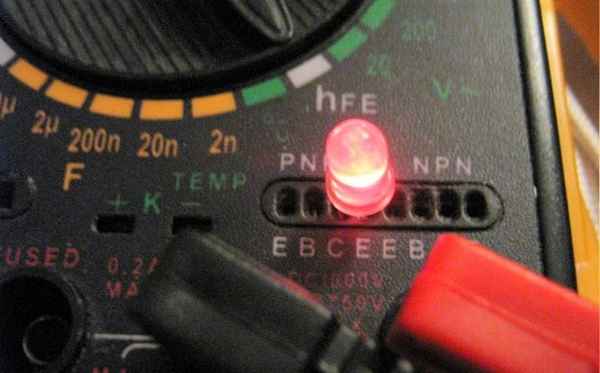 Как проверить светодиод мультиметром: проверка работоспособности светодиодной лампочки, ленты, ИК и УФ-диоды, прозвонить светодиод тестером, не выпаивая из схемы