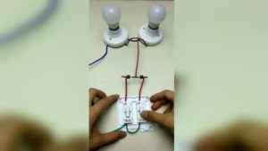 Как подключить две лампочки к одному выключателю или два светильника к одноклавишной и двухклавишной модели: схемы и порядок подключения проводов и ламп