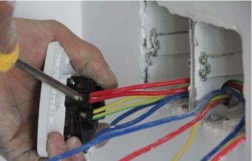 Как соединить розетку выключатель и лампочку: варианты схем подключения светильника через розетку к электрической проводке