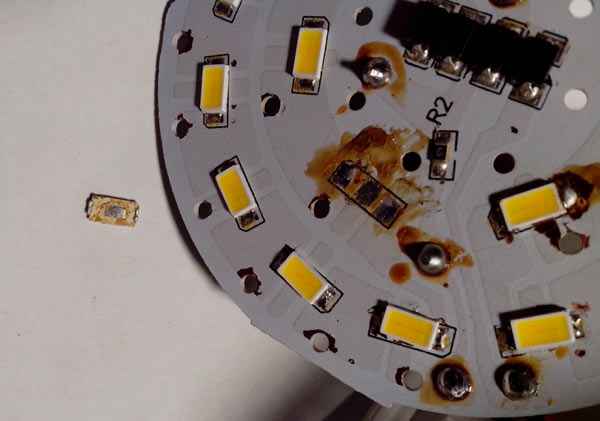 Как отпаять светодиод от алюминиевой платы: замена диода в СМД лампе, как демонтировать один светодиод с ленты или пластины