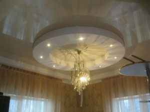 Как заменить люстру на натяжном потолке: можно ли сделать демонтаж старого светильника и установить новый своими руками