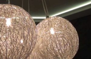 Люстра из ниток своими руками: пошаговая инструкция, как сделать абажур с помощью шарика, тканевый и вязаный плафоны