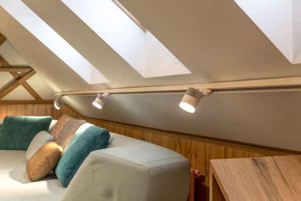 Освещение мансарды: как сделать с наклонными стенами и потолком, выбор светильников